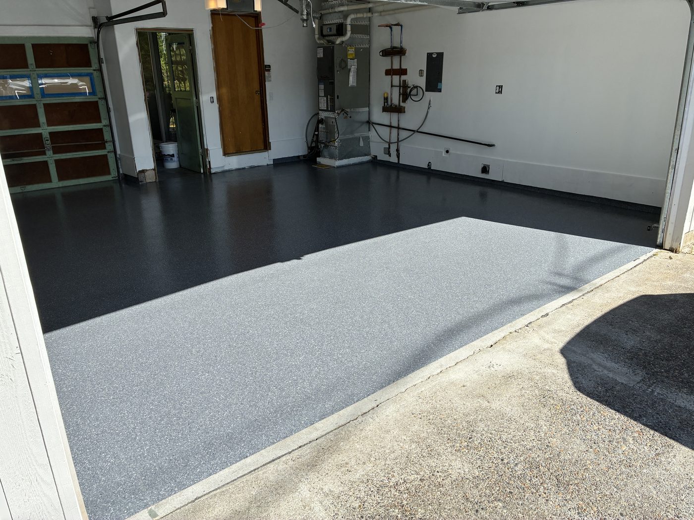 Garage after gray flake floor coating